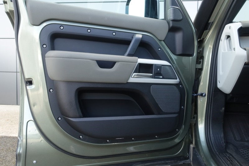 2020 (70) LAND ROVER DEFENDER 2.0 D240 SE 110 5dr Auto [6 Seat] 5228694