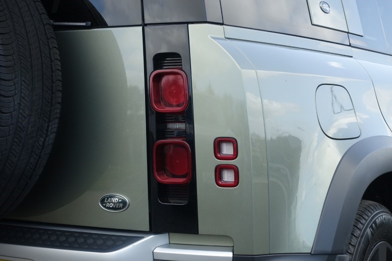 2020 (70) LAND ROVER DEFENDER 2.0 D240 SE 110 5dr Auto [6 Seat] 5228659