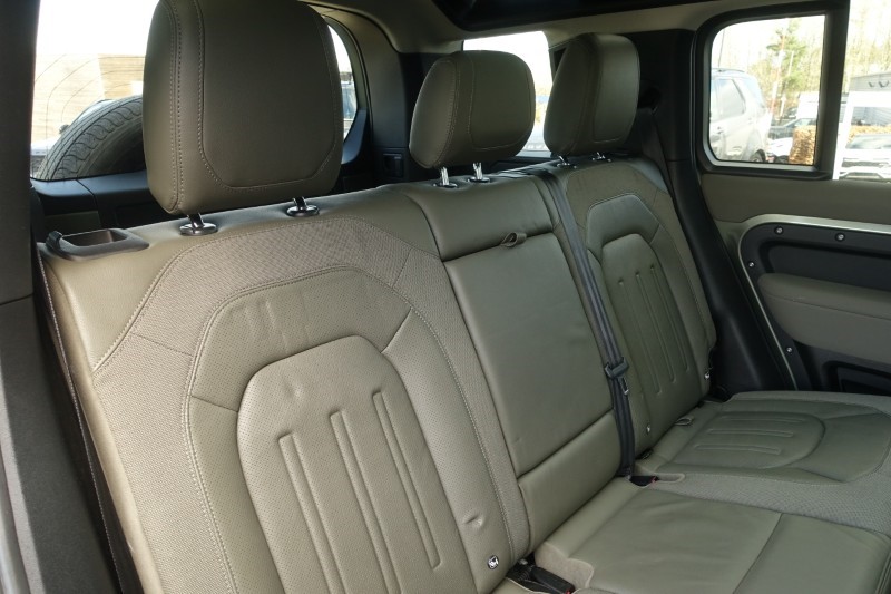 2020 (70) LAND ROVER DEFENDER 2.0 D240 SE 110 5dr Auto [6 Seat] 5228689