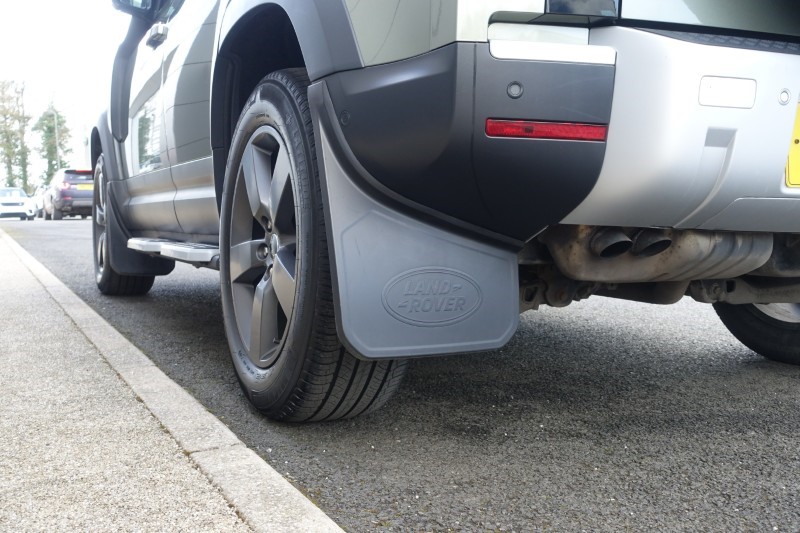 2020 (70) LAND ROVER DEFENDER 2.0 D240 SE 110 5dr Auto [6 Seat] 5228662