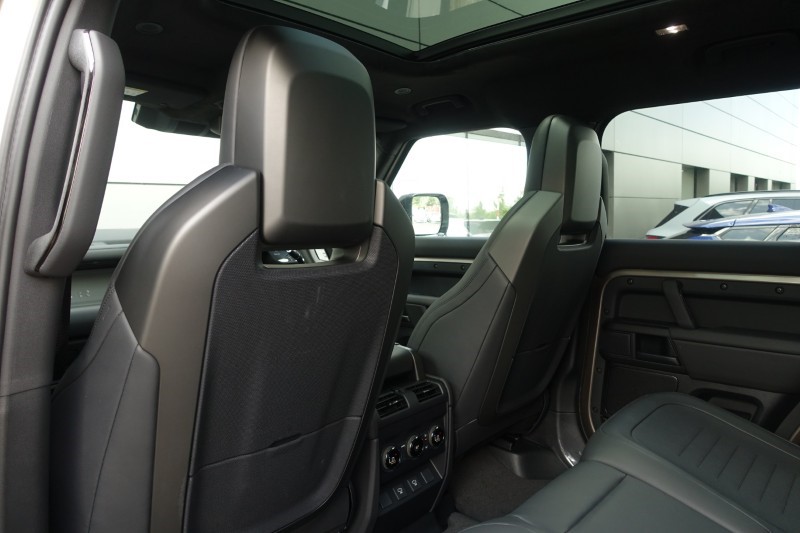 2026 (26) LAND ROVER DEFENDER 4.4 P635 Octa 110 5dr Auto 5204053