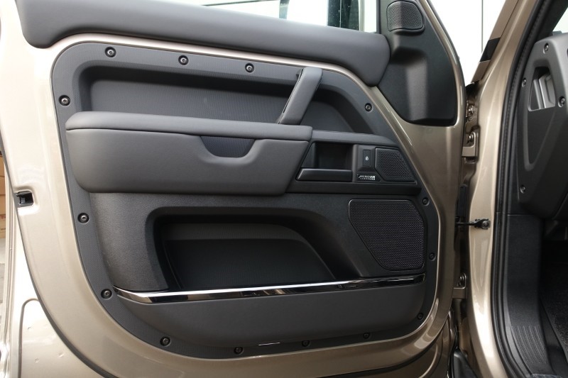 2026 (26) LAND ROVER DEFENDER 4.4 P635 Octa 110 5dr Auto 5204055