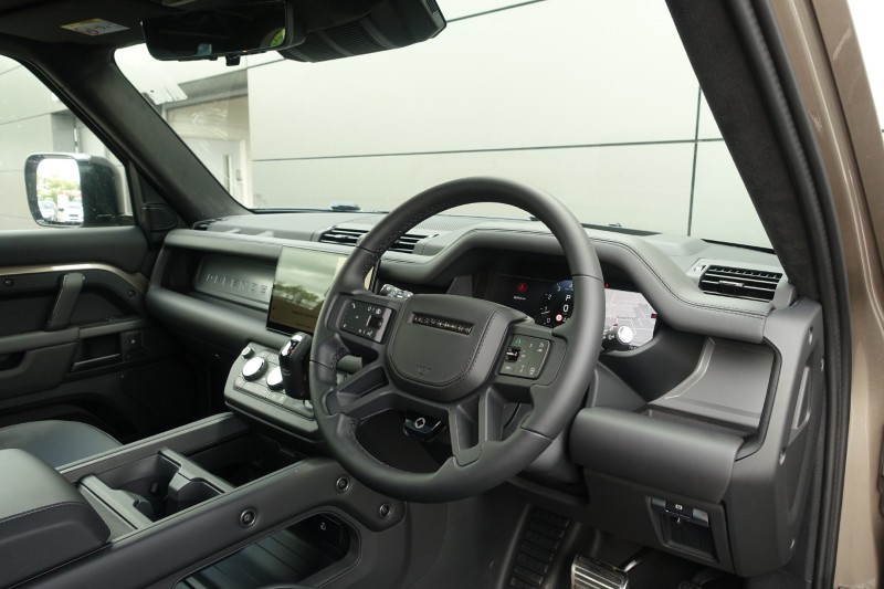 2026 (26) LAND ROVER DEFENDER 4.4 P635 Octa 110 5dr Auto 5204040