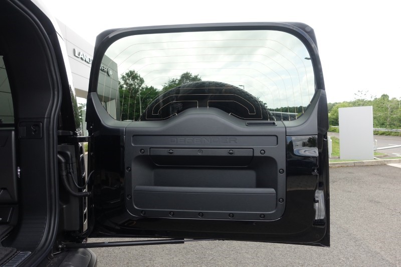 2026 (26) LAND ROVER DEFENDER 4.4 P635 Octa 110 5dr Auto 5204016