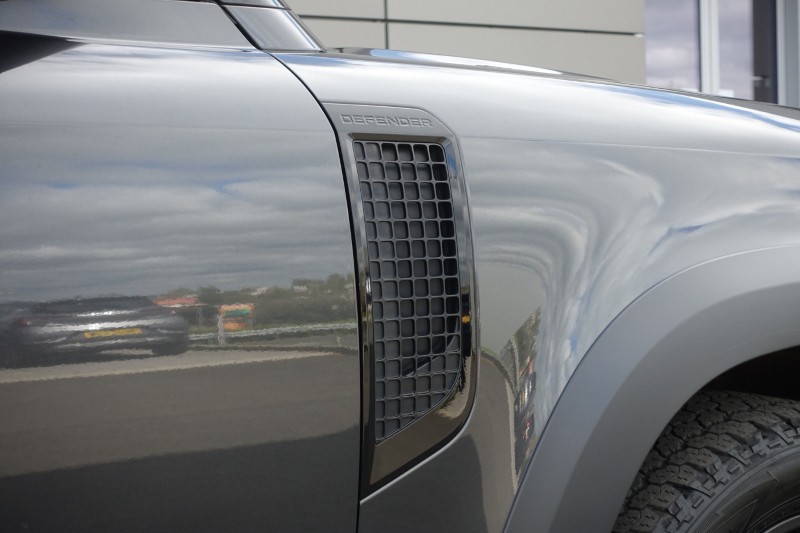 2023 (23) LAND ROVER DEFENDER 3.0 D300 SE 110 5dr Auto 5323100