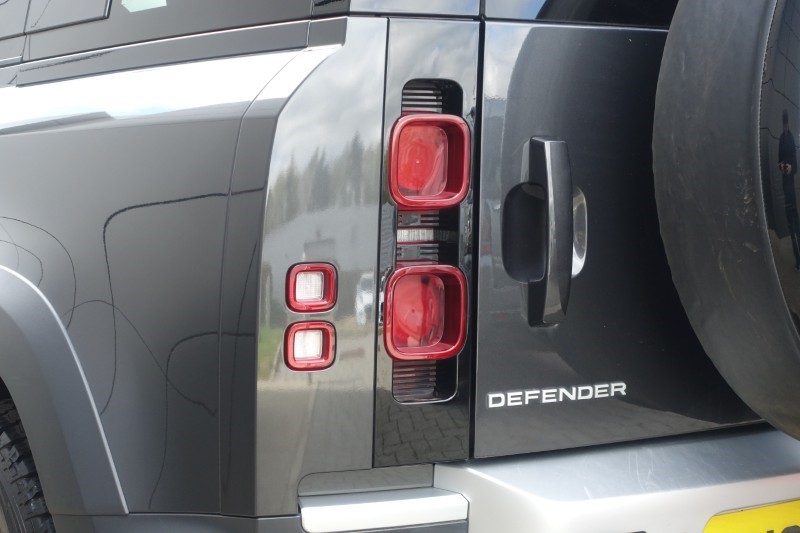 2023 (23) LAND ROVER DEFENDER 3.0 D300 SE 110 5dr Auto 5323099