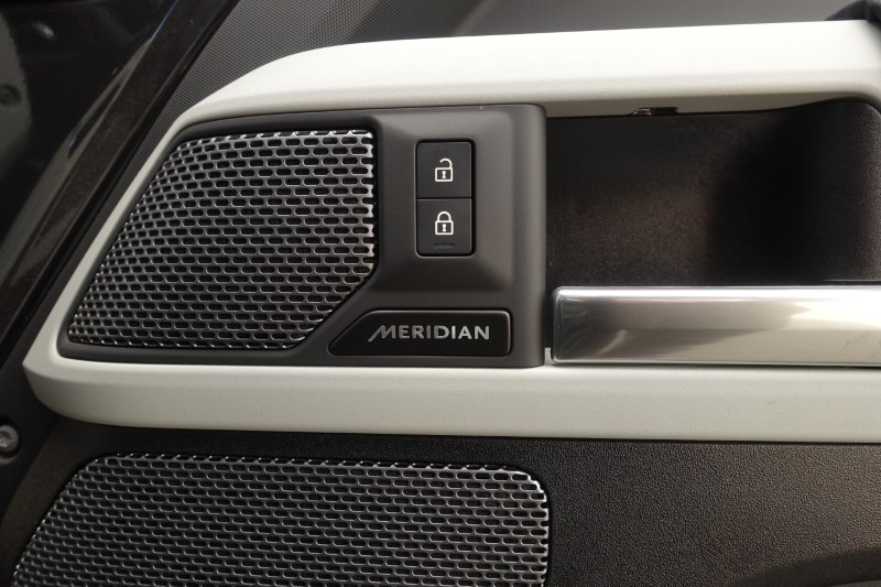 2023 (23) LAND ROVER DEFENDER 3.0 D300 SE 110 5dr Auto 5323131