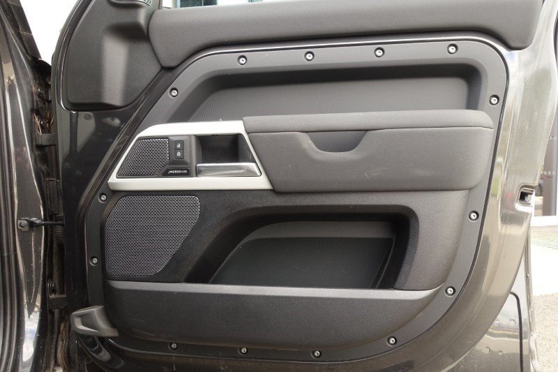 2023 (23) LAND ROVER DEFENDER 3.0 D300 SE 110 5dr Auto 5323130