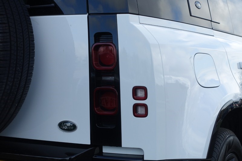 2022 (72) LAND ROVER DEFENDER 3.0 D300 X-Dynamic HSE 110 5dr Auto 5248965