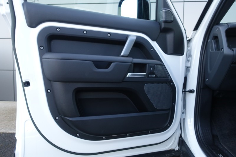 2022 (72) LAND ROVER DEFENDER 3.0 D300 X-Dynamic HSE 110 5dr Auto 5248997