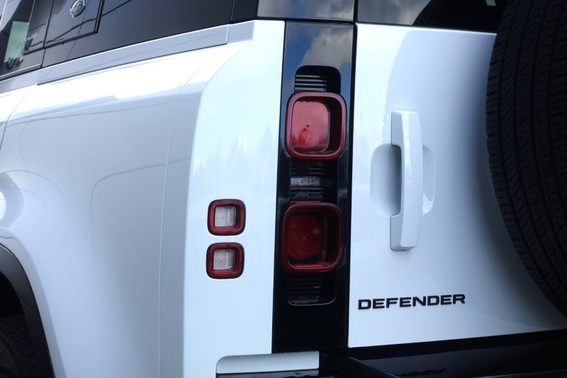 2022 (72) LAND ROVER DEFENDER 3.0 D300 X-Dynamic HSE 110 5dr Auto 5248957