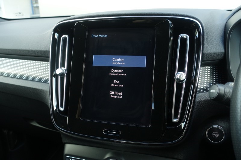 2020 (70) VOLVO XC40 2.0 B4P R DESIGN Pro 5dr Auto 5490838