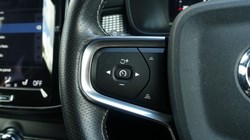 2020 (70) VOLVO XC40 2.0 B4P R DESIGN Pro 5dr Auto 5490833