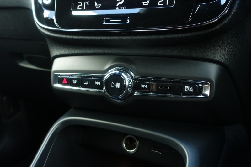 2020 (70) VOLVO XC40 2.0 B4P R DESIGN Pro 5dr Auto 5490839