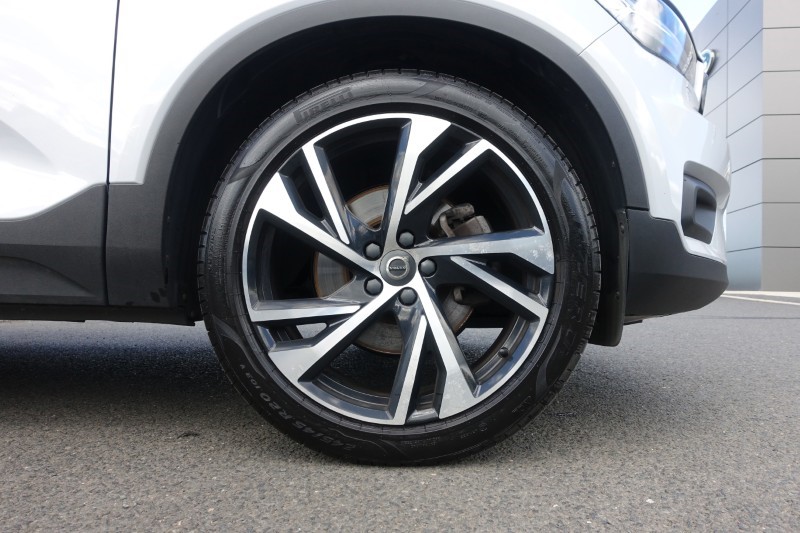 2020 (70) VOLVO XC40 2.0 B4P R DESIGN Pro 5dr Auto 5490805