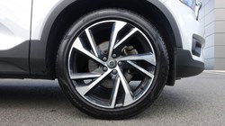 2020 (70) VOLVO XC40 2.0 B4P R DESIGN Pro 5dr Auto 5490805