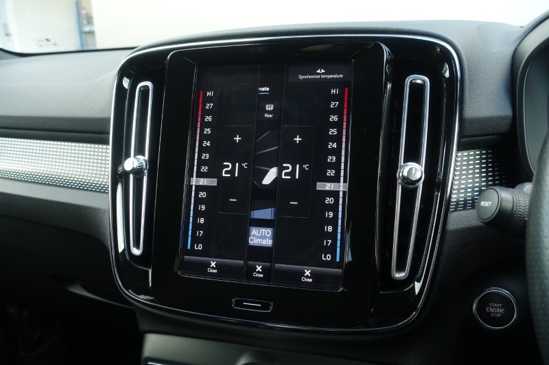 2020 (70) VOLVO XC40 2.0 B4P R DESIGN Pro 5dr Auto 5490836