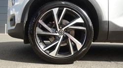 2020 (70) VOLVO XC40 2.0 B4P R DESIGN Pro 5dr Auto 5490826