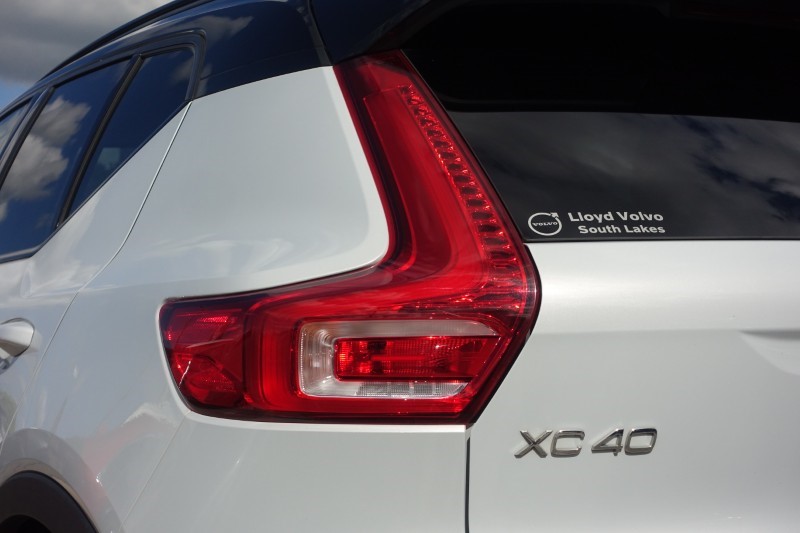 2020 (70) VOLVO XC40 2.0 B4P R DESIGN Pro 5dr Auto 5490815