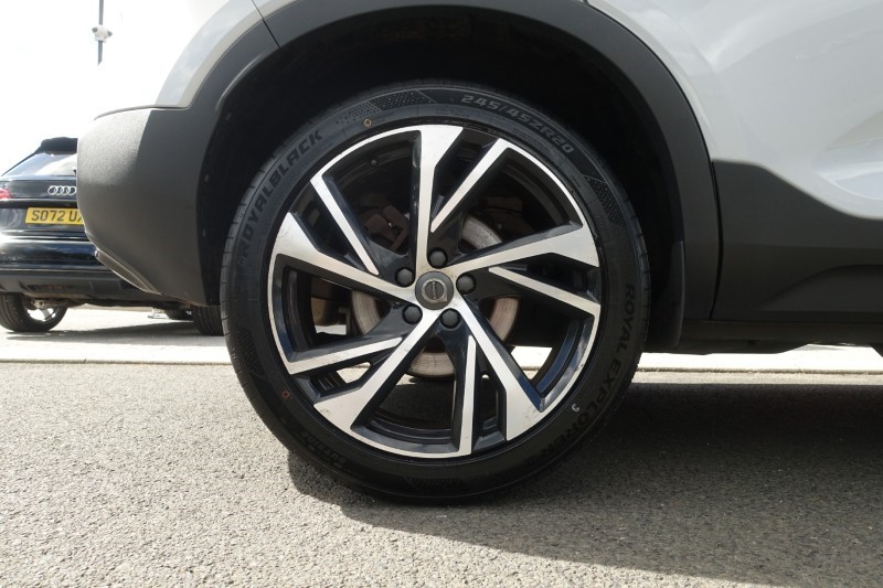 2020 (70) VOLVO XC40 2.0 B4P R DESIGN Pro 5dr Auto 5490821
