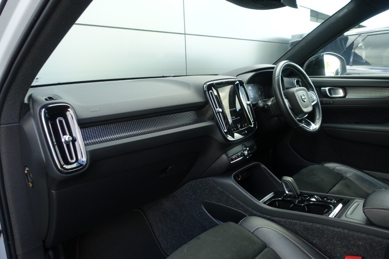 2020 (70) VOLVO XC40 2.0 B4P R DESIGN Pro 5dr Auto 5490854