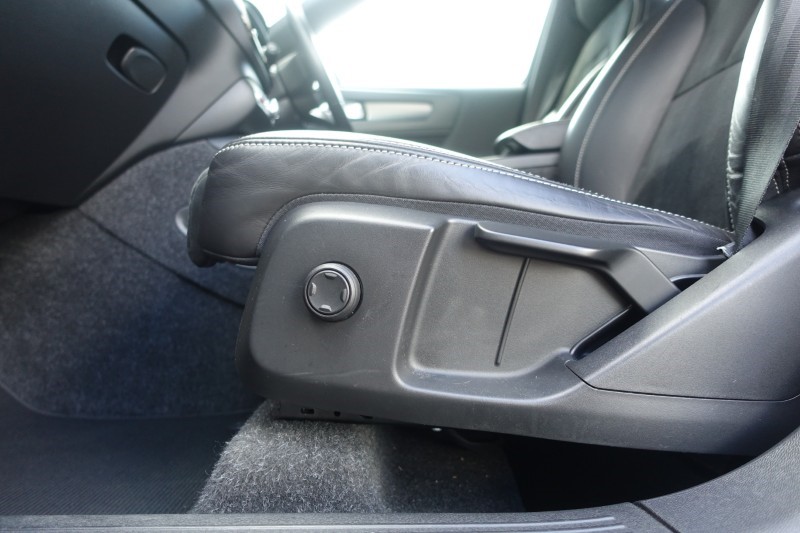 2020 (70) VOLVO XC40 2.0 B4P R DESIGN Pro 5dr Auto 5490855