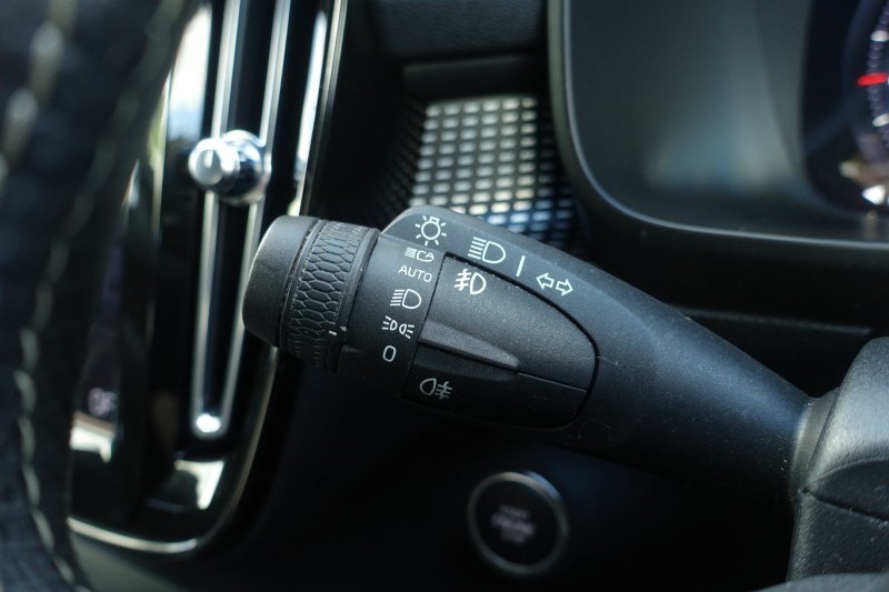 2020 (70) VOLVO XC40 2.0 B4P R DESIGN Pro 5dr Auto 5490832