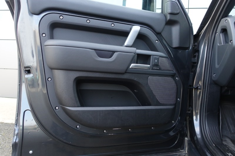 2024 (24) LAND ROVER DEFENDER 3.0 D300 X-Dynamic HSE 110 5dr Auto 5490557