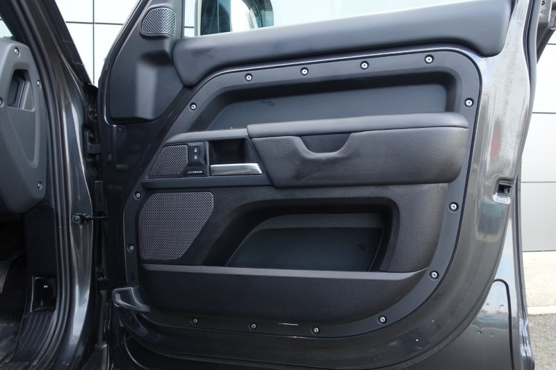 2024 (24) LAND ROVER DEFENDER 3.0 D300 X-Dynamic HSE 110 5dr Auto 5490547