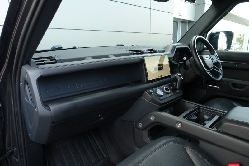 2024 (24) LAND ROVER DEFENDER 3.0 D300 X-Dynamic HSE 110 5dr Auto 5490558