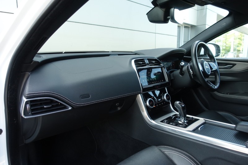 2020 (20) JAGUAR XE 2.0d R-Dynamic SE 4dr Auto 5602375