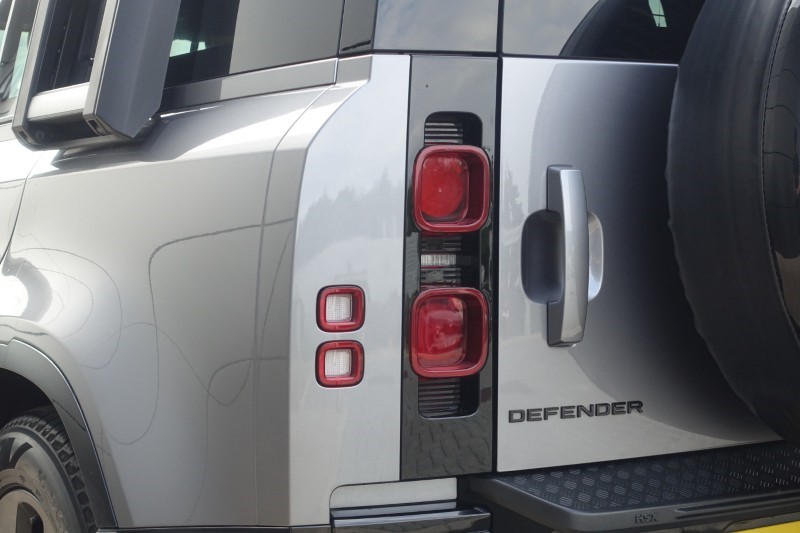 2022 (22) LAND ROVER DEFENDER 3.0 D250 X-Dynamic HSE 110 5dr Auto 5698086