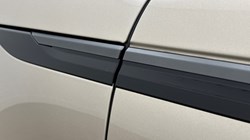 2025 (25) LAND ROVER RANGE ROVER VELAR 2.0 D200 MHEV Dynamic SE 5dr Auto 5739429