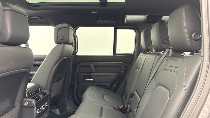 2025 (74) LAND ROVER DEFENDER 3.0 D350 X-Dynamic HSE 110 5dr Auto [7 Seat] 5737161