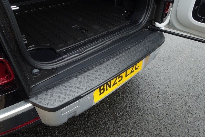 2025 (25) LAND ROVER COMMERCIAL DEFENDER 3.0 D250 Hard Top S Auto [3 Seat] 5878584