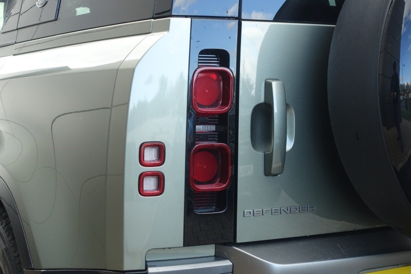 2023 (23) LAND ROVER DEFENDER 3.0 D300 X-Dynamic HSE 110 5dr Auto 5934223