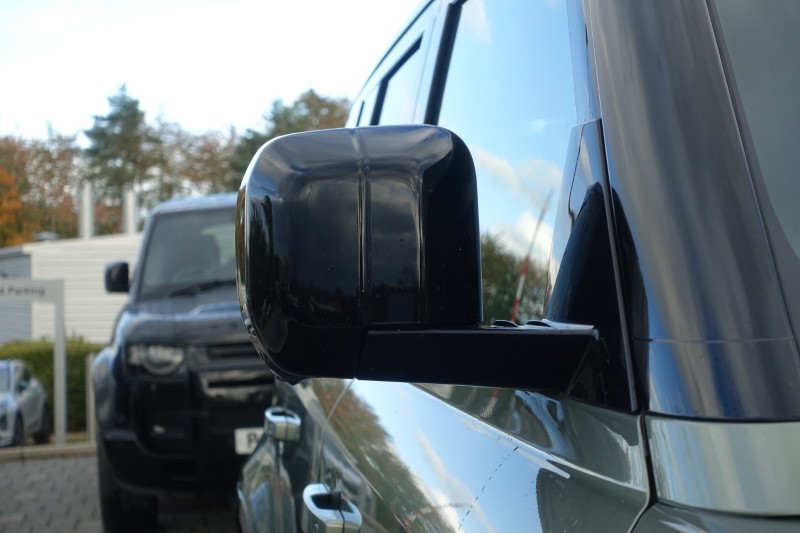 2023 (23) LAND ROVER DEFENDER 3.0 D300 X-Dynamic HSE 110 5dr Auto 5934226