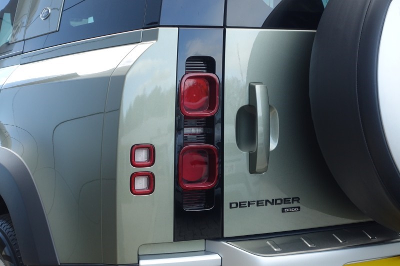 2020 (70) LAND ROVER DEFENDER 3.0 D300 HSE 110 5dr Auto 5951431