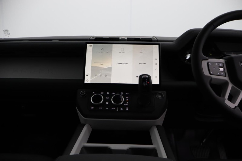  LAND ROVER DEFENDER 3.0 D250 X-Dynamic SE 90 3dr Auto 5108546