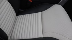 LAND ROVER DISCOVERY 3.0 D350 Dynamic SE 5dr Auto 4581810