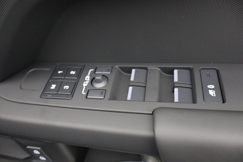  LAND ROVER DEFENDER 3.0 D250 X-Dynamic SE 110 5dr Auto 4632574