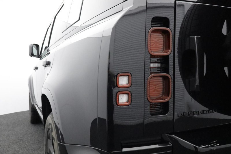  LAND ROVER DEFENDER 3.0 D250 X-Dynamic SE 110 5dr Auto 4612974