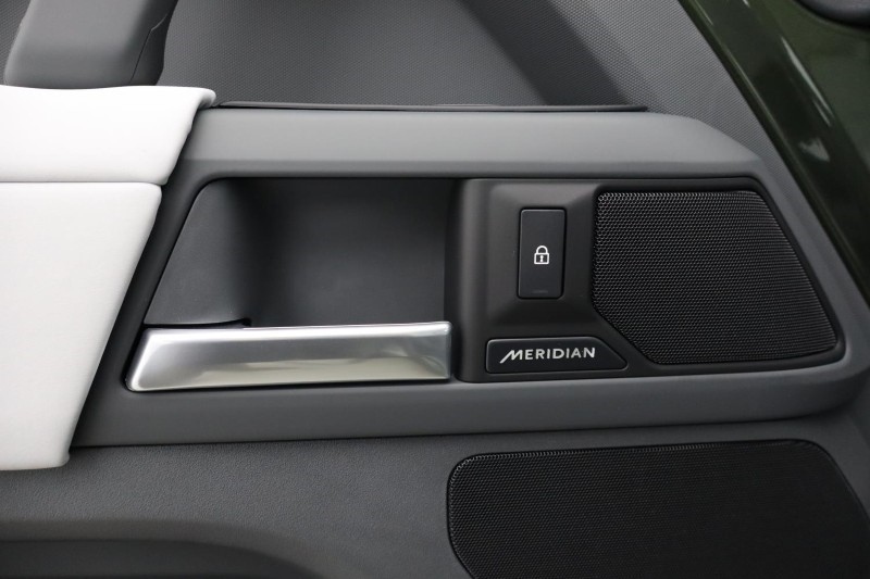  LAND ROVER DEFENDER 3.0 D350 X-Dynamic SE 110 5dr Auto 4930010