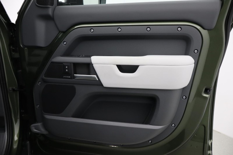  LAND ROVER DEFENDER 3.0 D350 X-Dynamic SE 110 5dr Auto 4930017