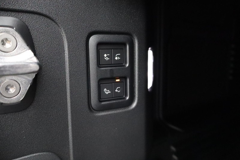  LAND ROVER DEFENDER 3.0 D250 X-Dynamic SE 110 5dr Auto 5319368