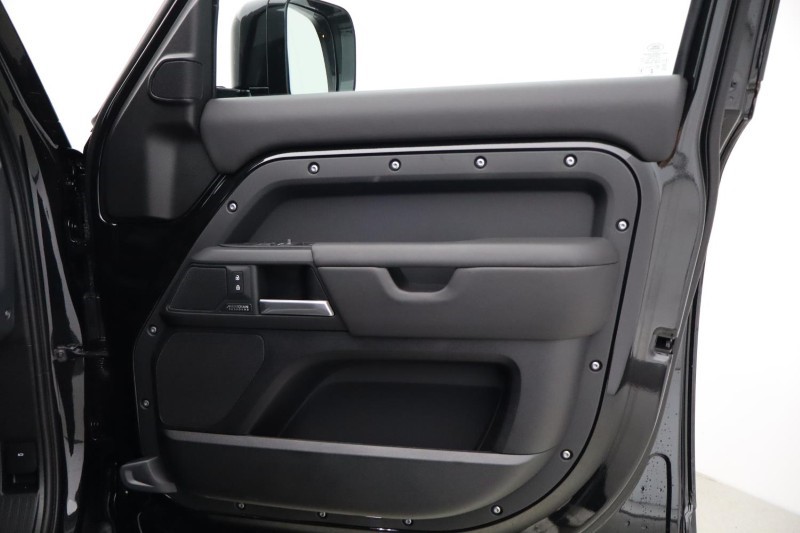  LAND ROVER DEFENDER 3.0 D250 X-Dynamic HSE 110 5dr Auto [7 Seat] 5325988