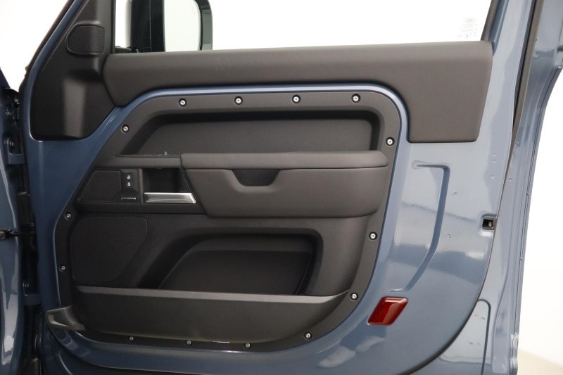  LAND ROVER DEFENDER 3.0 D250 X-Dynamic SE 90 3dr Auto 5550589