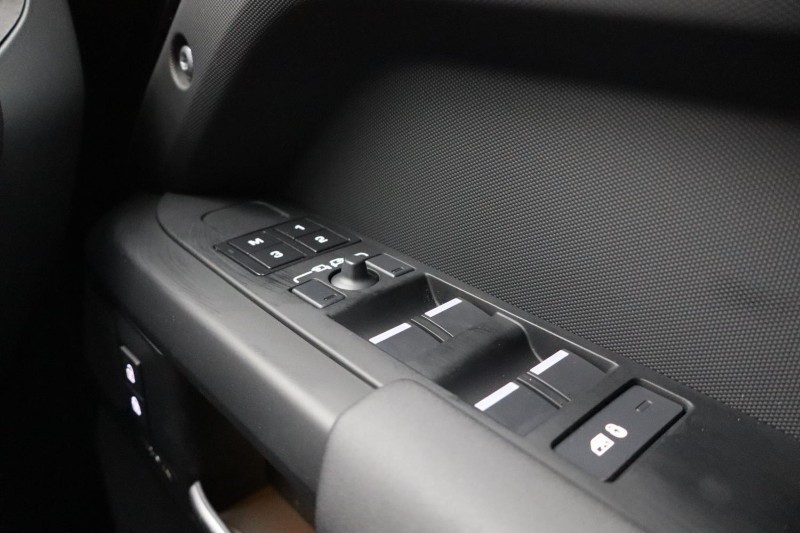  LAND ROVER DEFENDER 3.0 D250 X-Dynamic SE 110 5dr Auto [7 Seat] 5608371