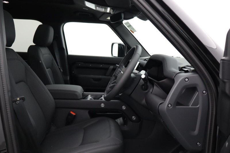  LAND ROVER DEFENDER 3.0 D250 X-Dynamic SE 110 5dr Auto [7 Seat] 5608345