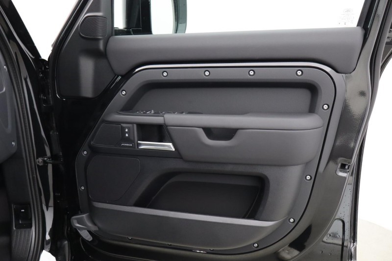  LAND ROVER DEFENDER 3.0 D250 X-Dynamic SE 110 5dr Auto [7 Seat] 5608342